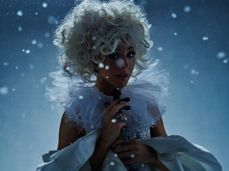 Lindsey Stirling – „Snow Waltz“ (Album + Video zu „Ice Storm“)