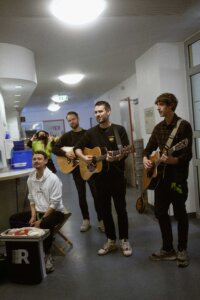 Revolverheld & Ole Specht von Tonbandgerät im Universitätsklinikum Essen – Foto (Foto Credits: Magdalena Niehenke)