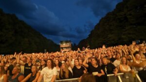 Zuschauerbild vom Auftritt von Den Fantastischen Vier beim Schlossgarten Open Air 2023 (Foto Credits (c): Pop-Himmel.de)
