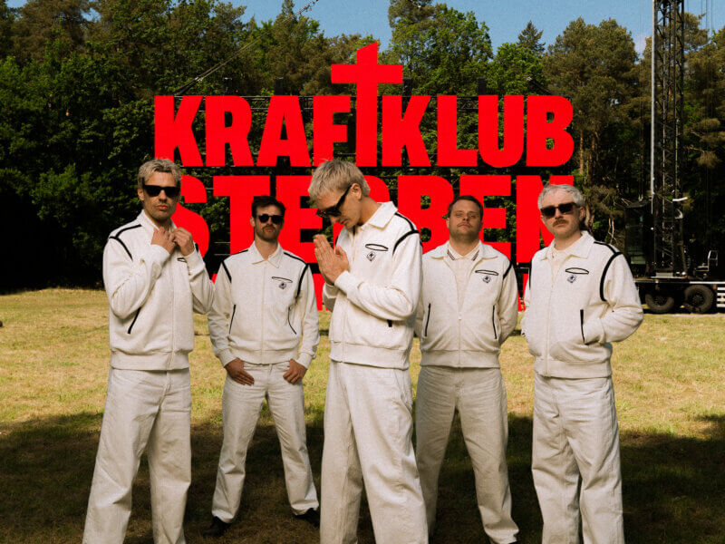 Kraftklub – Ankündigung des fünften Albums „Sterben in Karl-Marx-Stadt“ (VÖ: 28.11.2025)