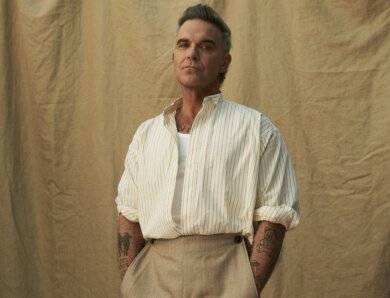 ROBBIE WILLIAMS – Ankündigung des neuen Albums „BRITPOP“ // Erster Vorbote „ROCKET“