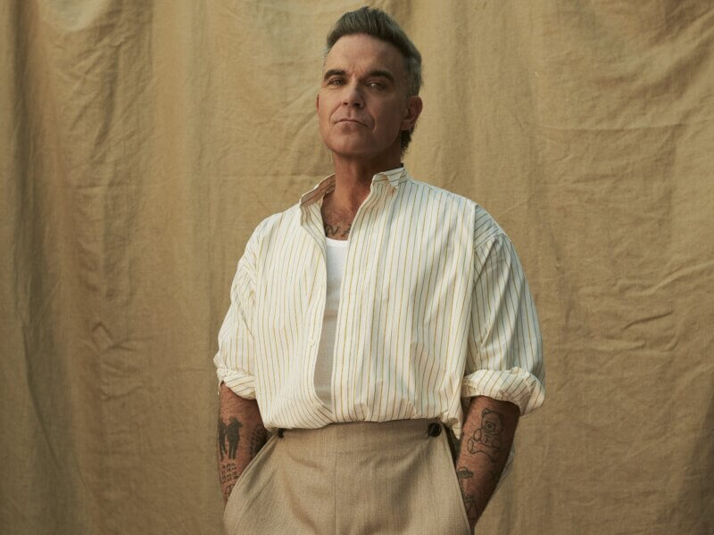 ROBBIE WILLIAMS – Ankündigung des neuen Albums „BRITPOP“ // Erster Vorbote „ROCKET“