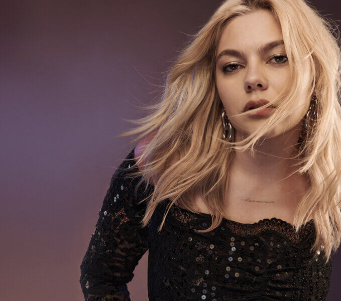 Louane – „Tiens Mon Best Of“ (Best Of-Compilation – VÖ: 09.05.2025)