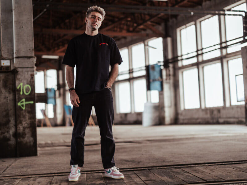 Alexander Eder – „Quer Durch Die Bank“ (Album – VÖ: 19.09.2025) // Single „Jetzt Gehts Mir Besser“ out now