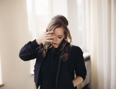 MIU droppt heute mit „Golden Cage“ einen Vorboten auf das Album „10 Times Around the Sun“