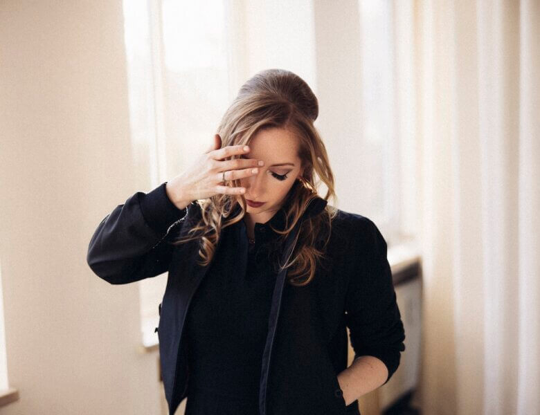 MIU droppt heute mit „Golden Cage“ einen Vorboten auf das Album „10 Times Around the Sun“