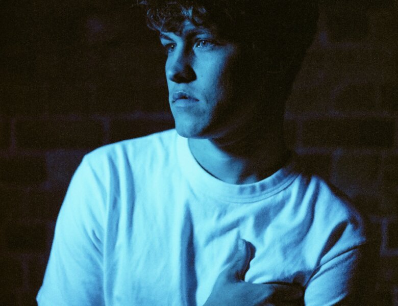 Max Allais – „Whenever You Hold Me“ (Single + offizielles Lyric Video)