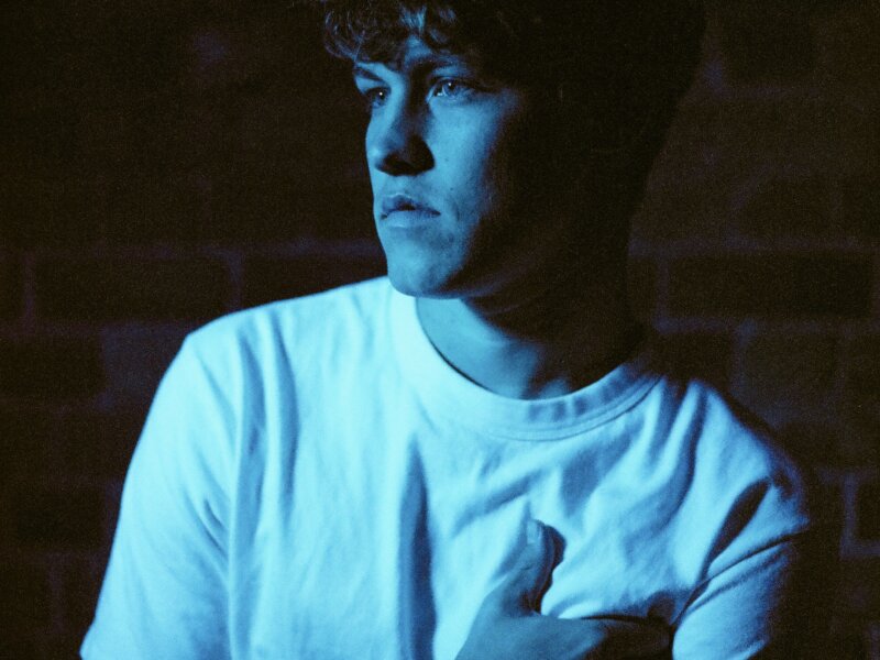 Max Allais – „Whenever You Hold Me“ (Single + offizielles Lyric Video)