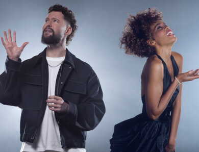 Calum Scott x Whitney Houston – „I Wanna Dance With Somebody (Who Loves Me)“ (Single + offizielles Video)