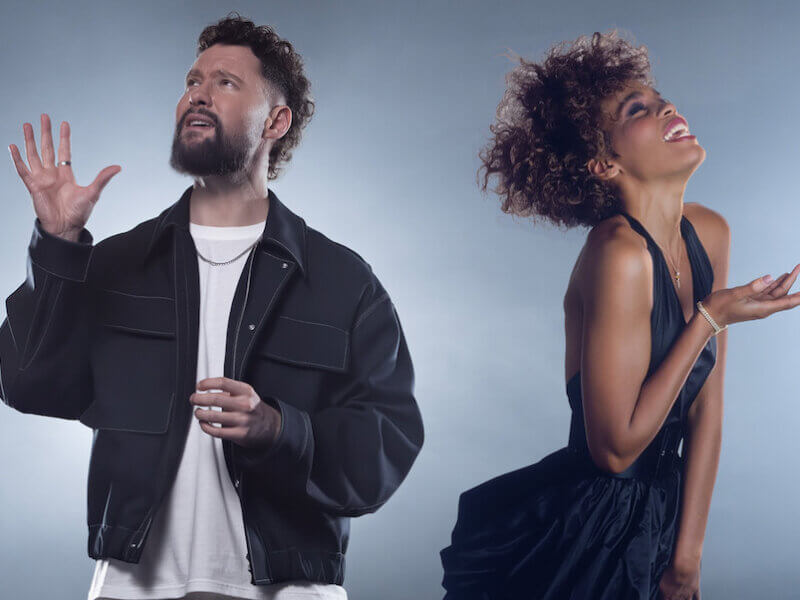 Calum Scott x Whitney Houston – „I Wanna Dance With Somebody (Who Loves Me)“ (Single + offizielles Video)
