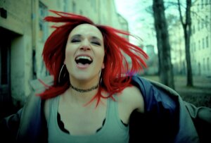 Celina dos Santos als Nina im Video zu "Kupferrot" - Pressebild (Foto Credits (©): Lukas Nimscheck)