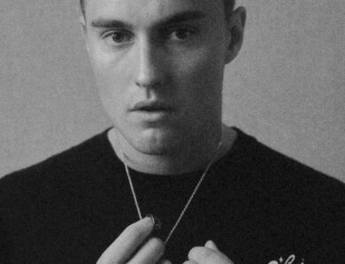 Sam Fender – „People Watching“ (Deluxe Version – VÖ: 05.12.2025) //  Single “Talk To You” (feat. Elton John) out now
