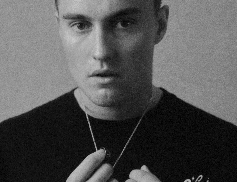 Sam Fender – „People Watching“ (Deluxe Version – VÖ: 05.12.2025) //  Single “Talk To You” (feat. Elton John) out now