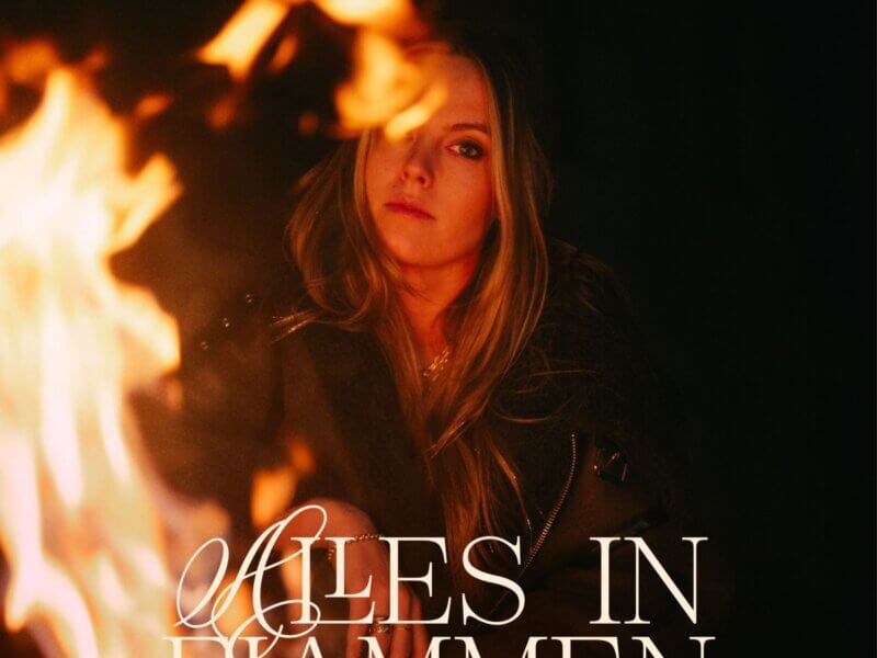 SOPHIA – „Alles In Flammen“ (Single + Audio Video)